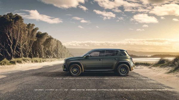 מבט מהצד על רכב קונספט רנו Flower Power חונה לצד חוף הים