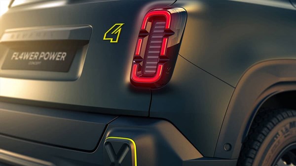 מבט מקרוב על הפגוש האחורי עם סמל 4 של רכב הקונספט Renault Fl4wer Power