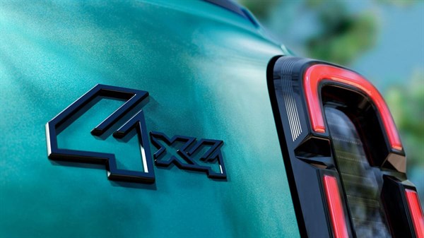 מבט מקרוב על סמל 4X4 בפגוש האחורי של רכב קונספט רנו 4 JP