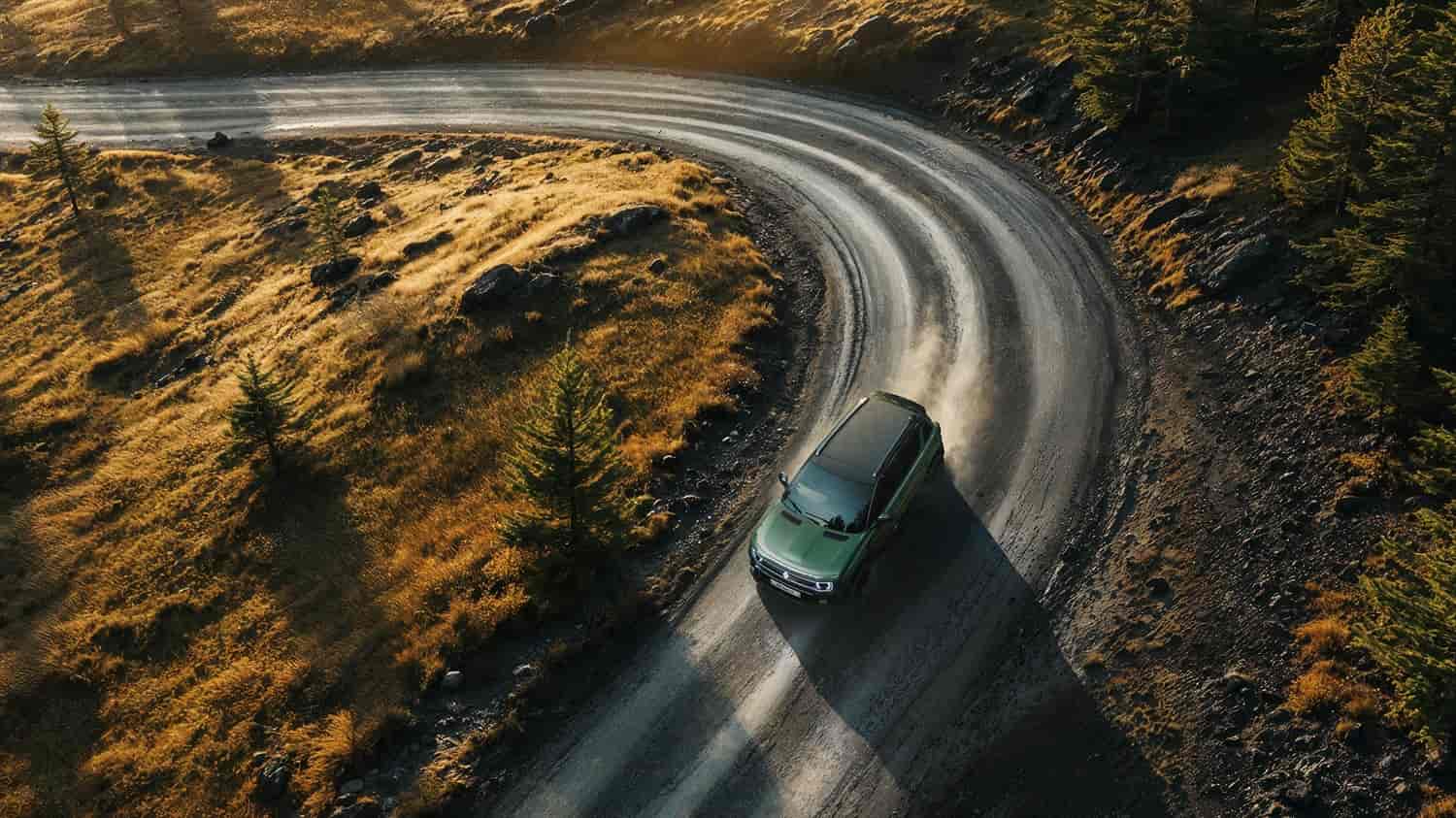מבט אווירי על רכב קונספט רנו 4 Savane בנסיעה בכביש שחוצה שטח כפרי
