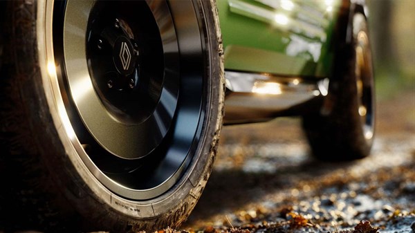  מבט מקרוב על הגלגלים של רכב קונספט רנו 4 Savane