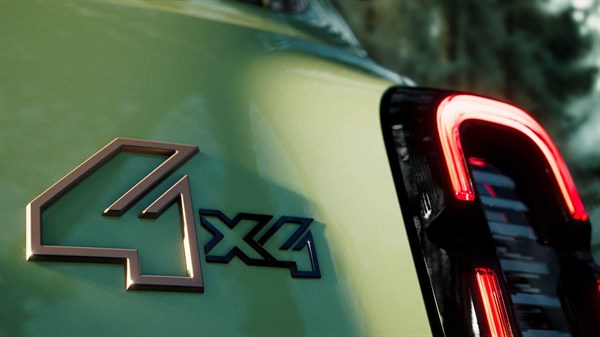  מבט מקרוב על הפנס האחורי וסמל 4X4 בפגוש האחורי של רכב קונספט רנו 4 Savane