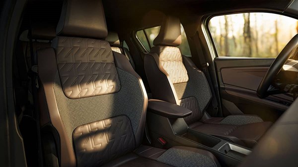  מבט מקרוב על המושבים הקדמיים ברכב קונספט רנו 4 Savane חוצה נהר