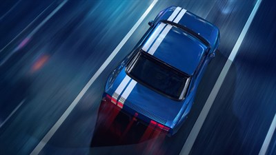 מבט אווירי על הגג של רכב קונספט Gordini עם שני פסים לבנים לאורכו בנסיעה בכביש בלילה