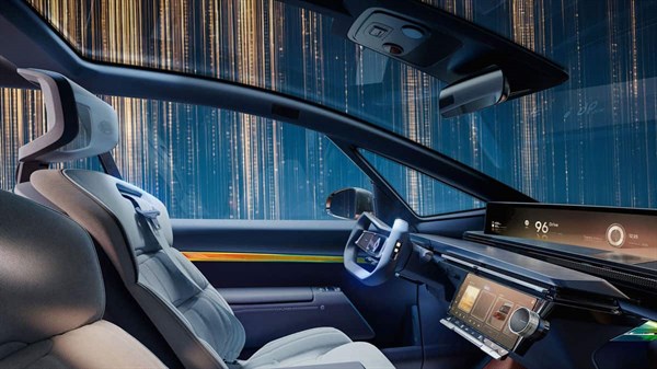  מבט מהצד על המושבים הקדמיים ועל הדשבורד ברכב קונספט רנו R Space Lab