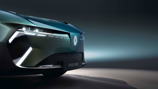 מבט מהצד על הפגוש הקדמי של רכב קונספט רנו Emblème