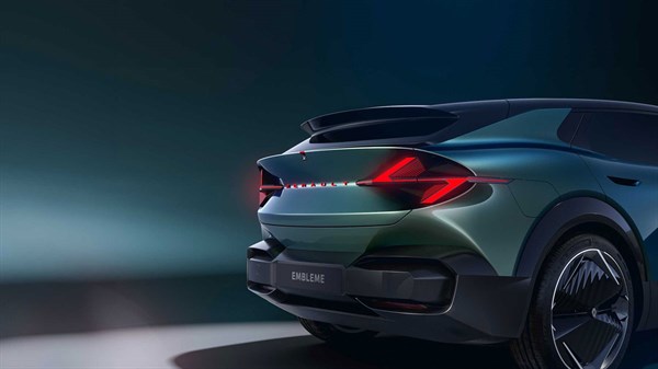 מבט מהצד על הפגוש האחורי של רכב קונספט רנו Emblème