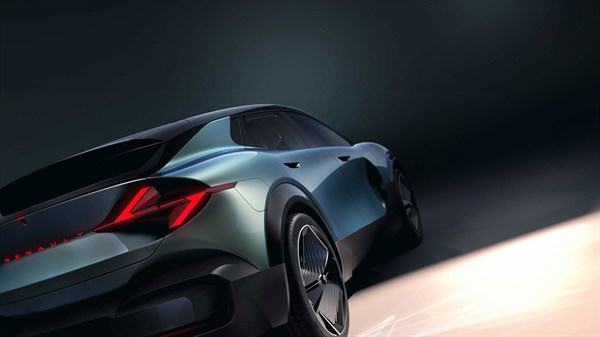 מבט מזווית נמוכה על הפגוש האחורי וצד הרכב רנו Emblème