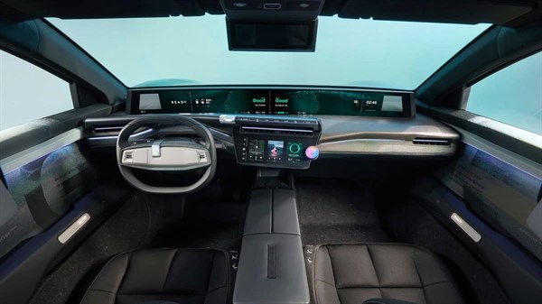 מבט על מסך המולטימדיה לאורך הדשבורד, גלגל ההגה ולוח המחוונים ברכב קונספט רנו Emblème