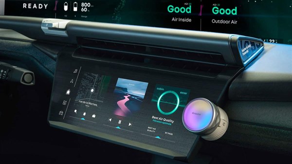 מבט מקרוב על מסך מולטימדיה ברכב קונספט רנו Emblème