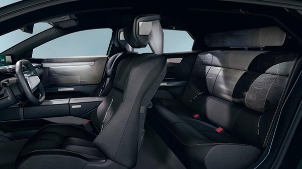 מושבים אחוריים וקדמיים בתא הנוסעים של רכב קונספט רנו Emblème