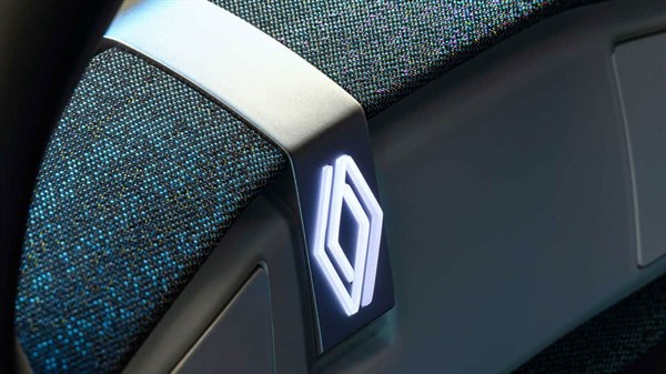 מבט מקרוב על פריטי עיצוב בשילוב לוגו רנו בתא הנוסעים של רכב קונספט רנו Emblème