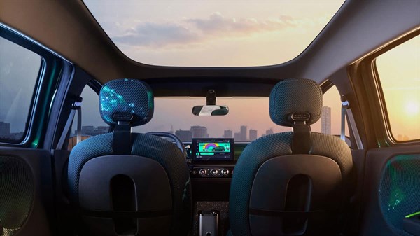 מבט מאזור המושבים האחוריים על הגג הפנורמי והמושבים הקדמיים ברכב קונספט רנו טוויגו