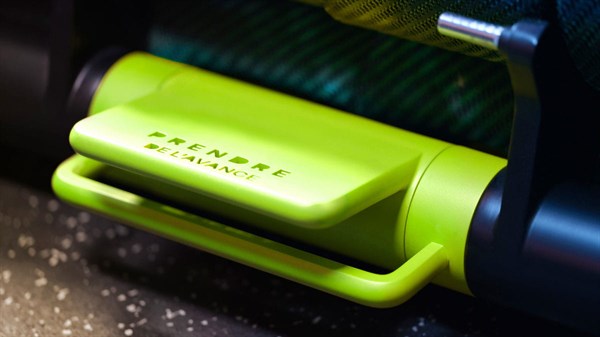 מבט מקרוב על ידית כיוונון למושב האחורי ברכב קונספט רנו טוויגו