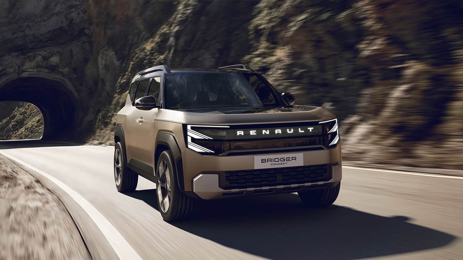מבט מלפנים על רכב קונספט רנו Bridger בסיעה בכביש היוצא ממנהרה