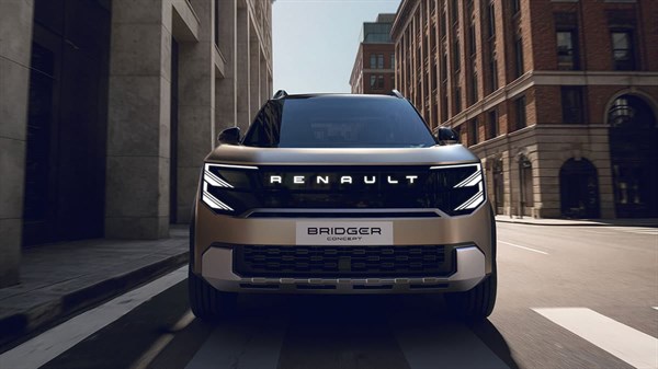 מבט חזיתי מלפנים על רכב קונספט רנו Bridger ברחוב עירוני