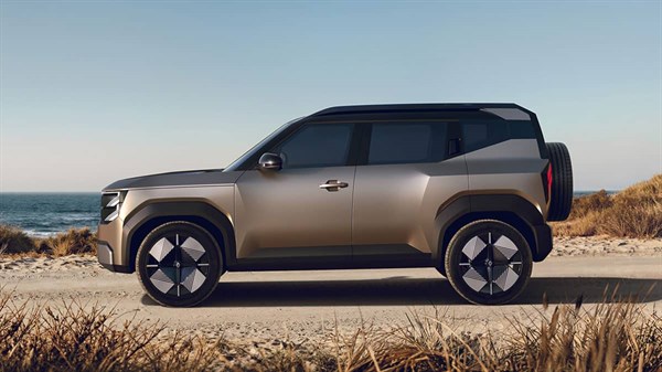 מבט פרופיל צד על רכב קונספט רנו Bridger חונה לצד חוף היום
