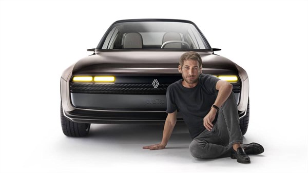 צילום של המעצב אורה איטו לצד רכב הקונספט R17 electric