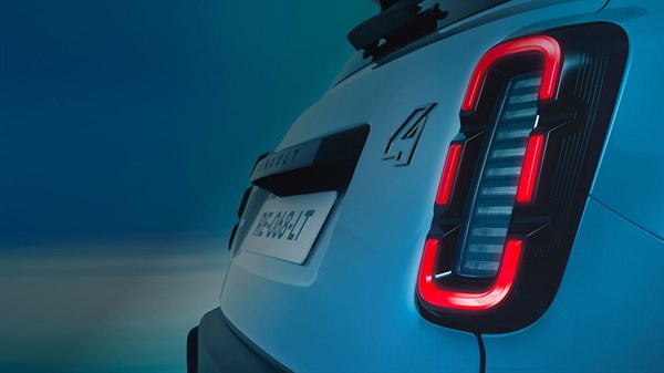 מבט מקרוב על הפגוש האחורי של דגם רנו 4