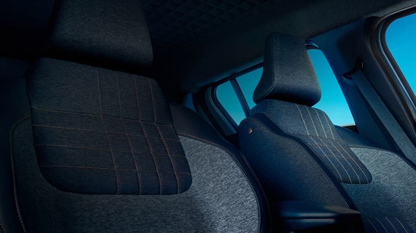 המושבים הקדמיים בעלי ריפו1ד בר קיימא ברכב של רנו