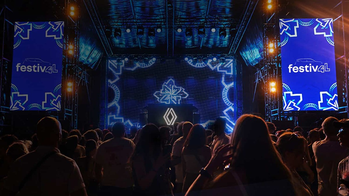 תמונה של קהל מול במה בפסטיבל 4L של רנו