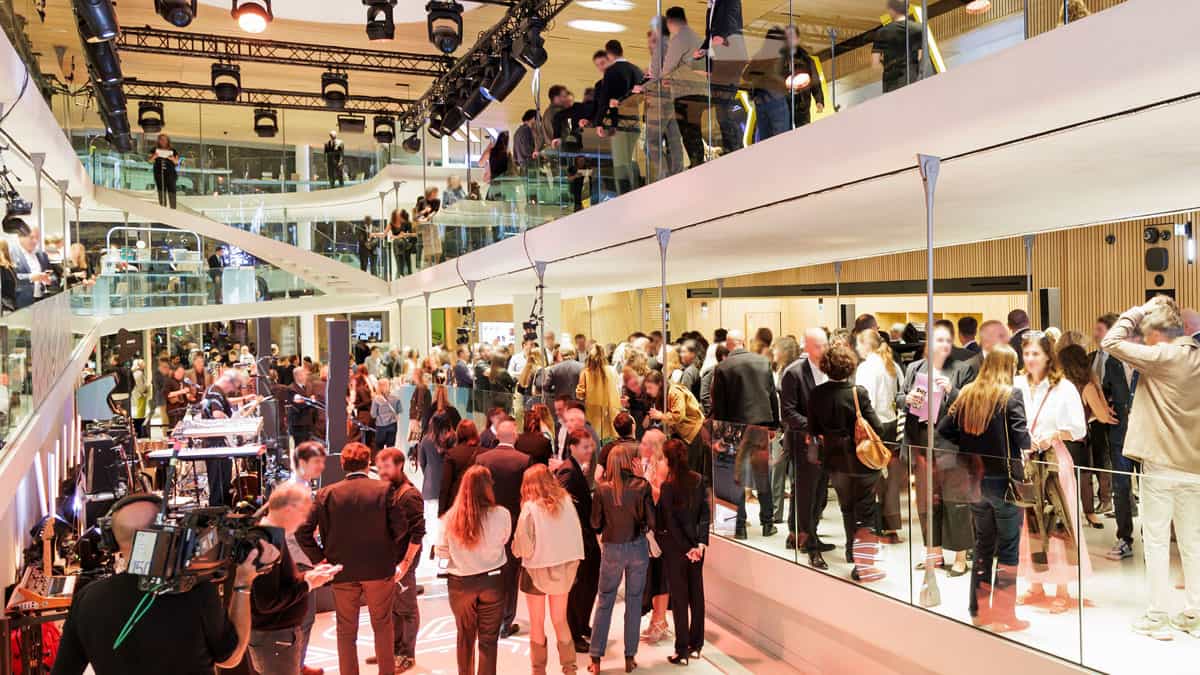 תמונה של קהל בתצוגת רכבים של רנו