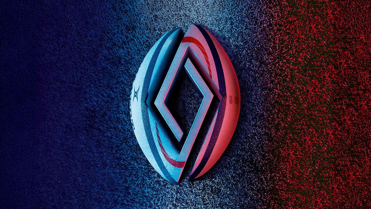 לוגו רנו על מגרש דשא בגווני הטריקולור של צרפת