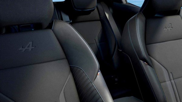 המושבים ברכב בגימור אלפין עם סמל המותג משולב