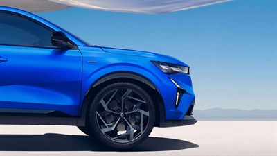 מבט על הפגוש והגלגל הקדמי ברכב בגרסת Alpine Atelier