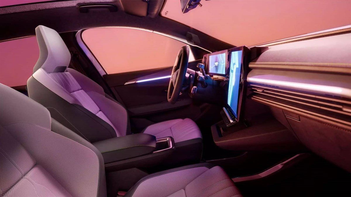 מבט על המושבים הקדמיים, מסך מרכזי של מערכת המולטימדיה, גלגל ההגה ולוח המחוונים ברכב רנו