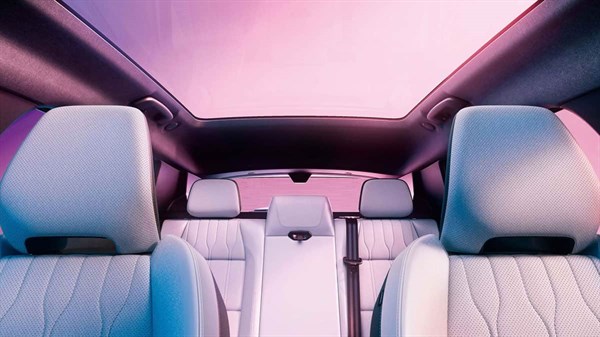 תא נוסעים ברכב רנו עם גג פנורמי בעל זכוכית מתכהה