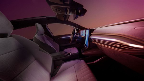 המושבים הקדמיים והדשבורד בעיצוב מודרני ברכב של רנו