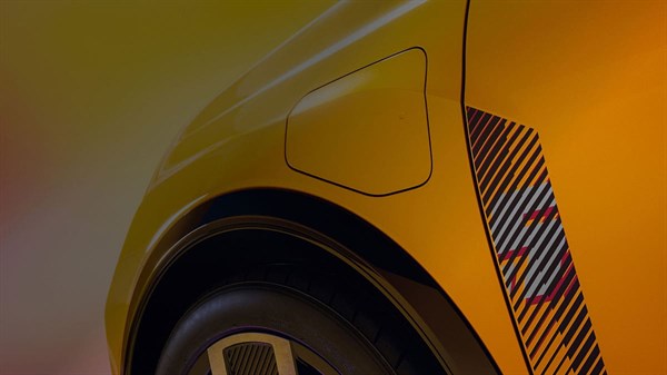 מבט מקרוב על דופן קדמית של דגם רנו 5