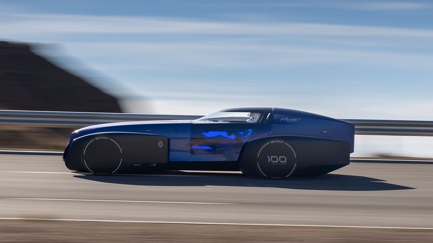 מבט פרופיל צד על רכב קונספט Renault Filante Record 2025 בנסיעה בכביש לצד הים