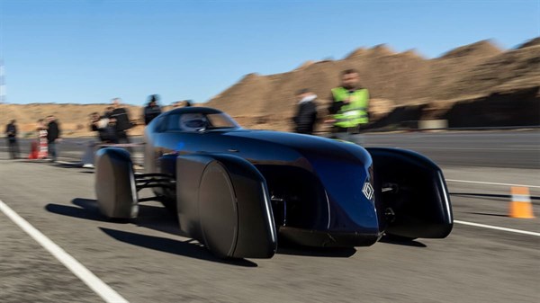 מבט מלפנים על רכב קונספט Renault Filante Record 2025 במסלול המירוצים