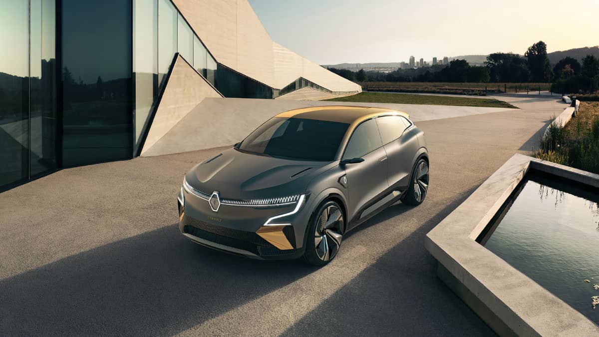 רכב קונפט MEGANE eVISION Showcar מבט מלפנים חונה לצד בניין מודרני