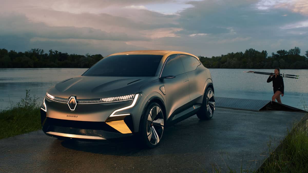 רכב קונפט MEGANE eVISION Showcar מבט מלפנים חונה על שפת נהר