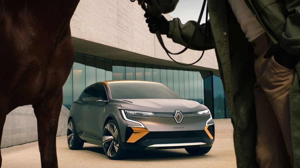 רכב קונפט MEGANE eVISION Showcar מבט מלפנים מאחורי סוס ורוכבו