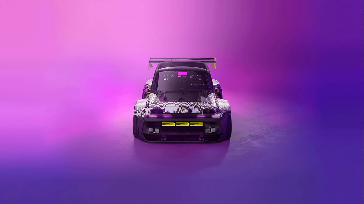 מבט חזיתי על רכב קונספט R5 Turbo 3E, על רקע תאורה סגולה