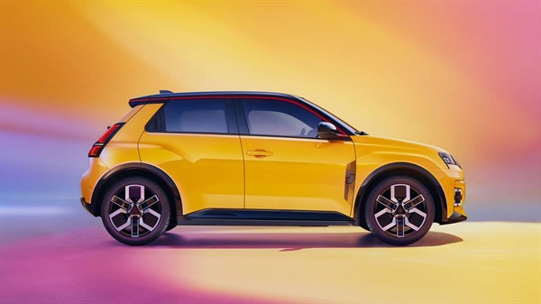 מבט פרופיל צד על רנו 5 רכב חשמלי קומפקטי