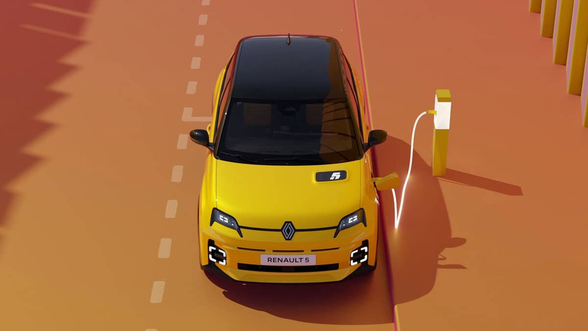 מבט מלפנים על רנו 5, רכב חשמלי עירוני מחובר לעמדת טעינה